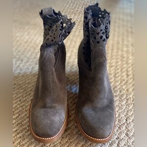 FRYE Women’s Victoria Cut Short Elephant Soft Oiled Suede Boots, size 8.5